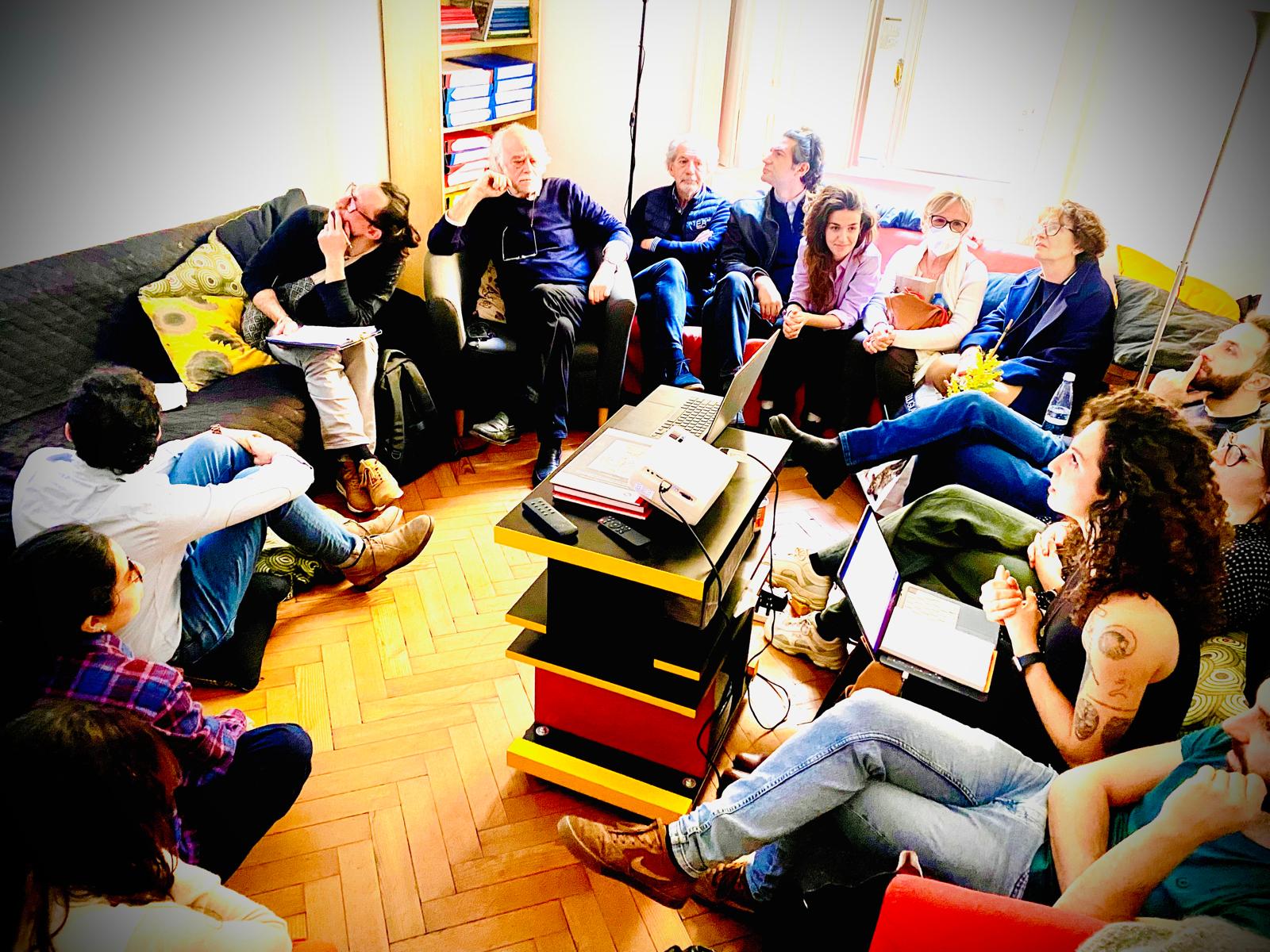 Riccardo Zerbetto con il gruppo in aula al CSTG
